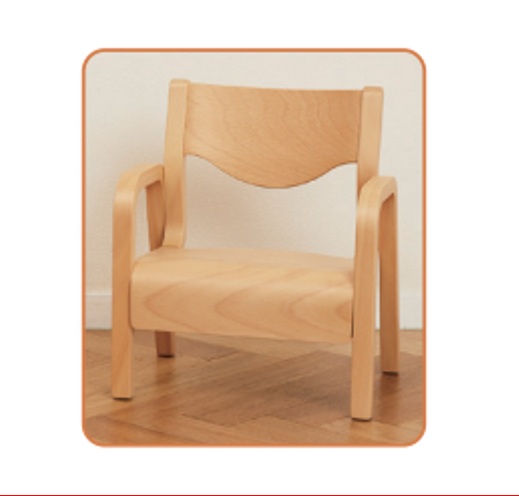 背筋がピンとする園児用イス（ヒジかけ付）