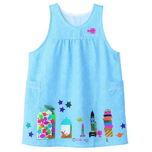 きんぎょがにげたデニム風プリントエプロン　ライトブルー